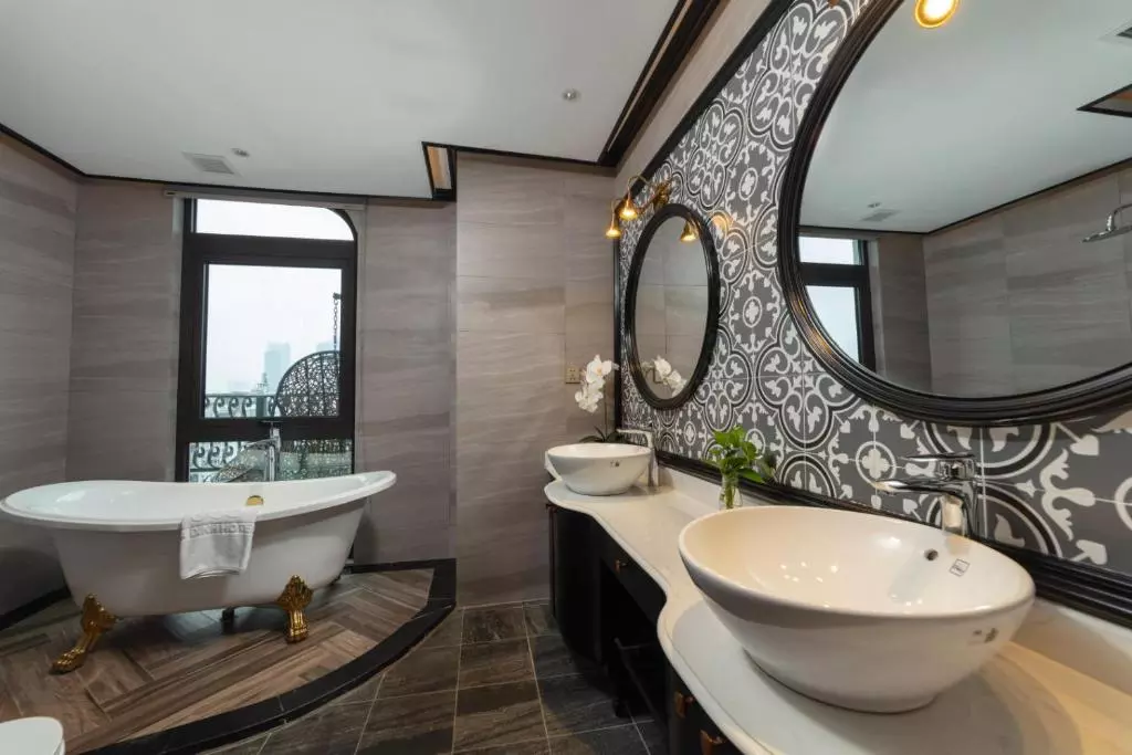 FTE BA DINH HOTEL or similar